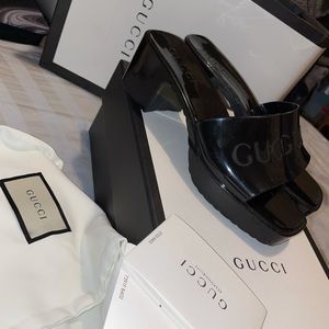 GUCCI women’s rubber slide sandal (size 5 US)